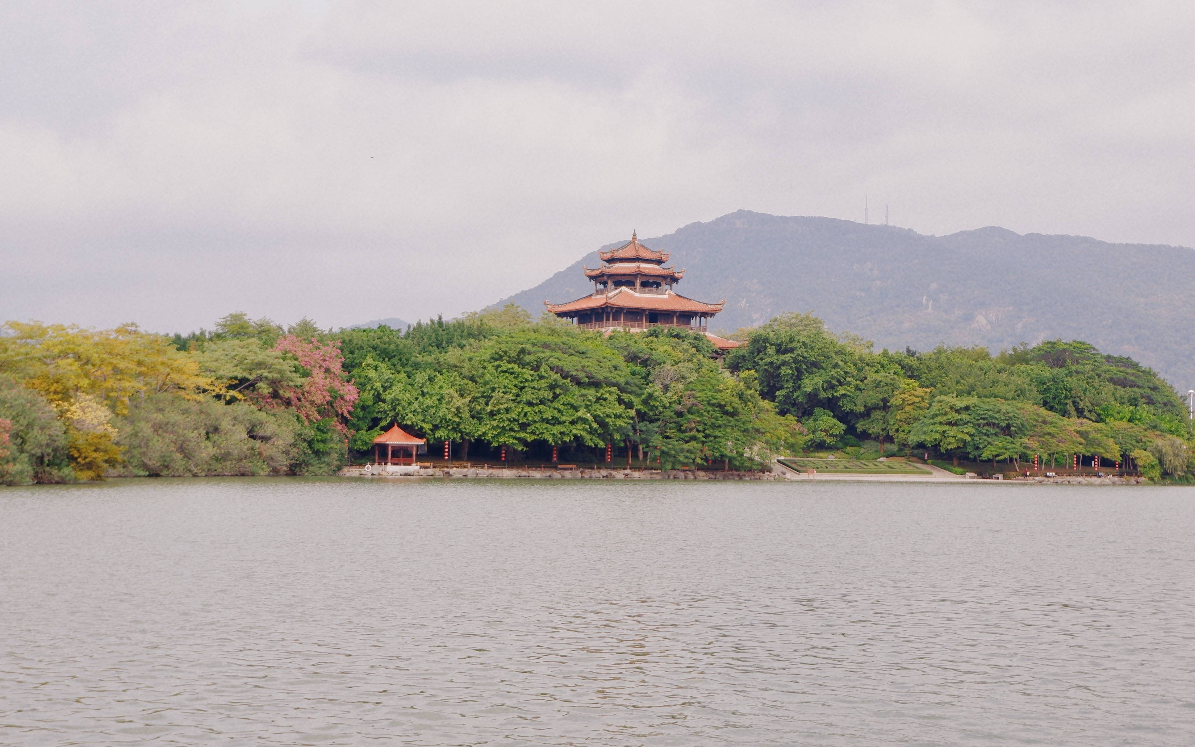 在西湖中心有一座刺桐阁,它是仿建中国名楼之一奎星楼而成,由花岗岩