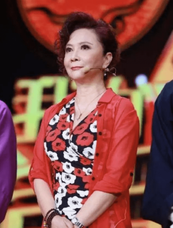 60岁的蔡明,走到今天该怪谁呢?成于自己败于"整容脸"?