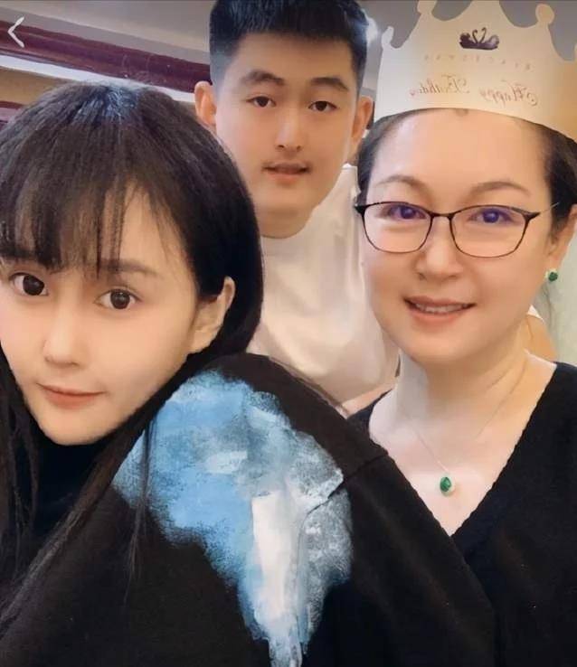 在大家的视线当中了,作为赵本山的妻子她平时的时候很低调鲜少露面,如