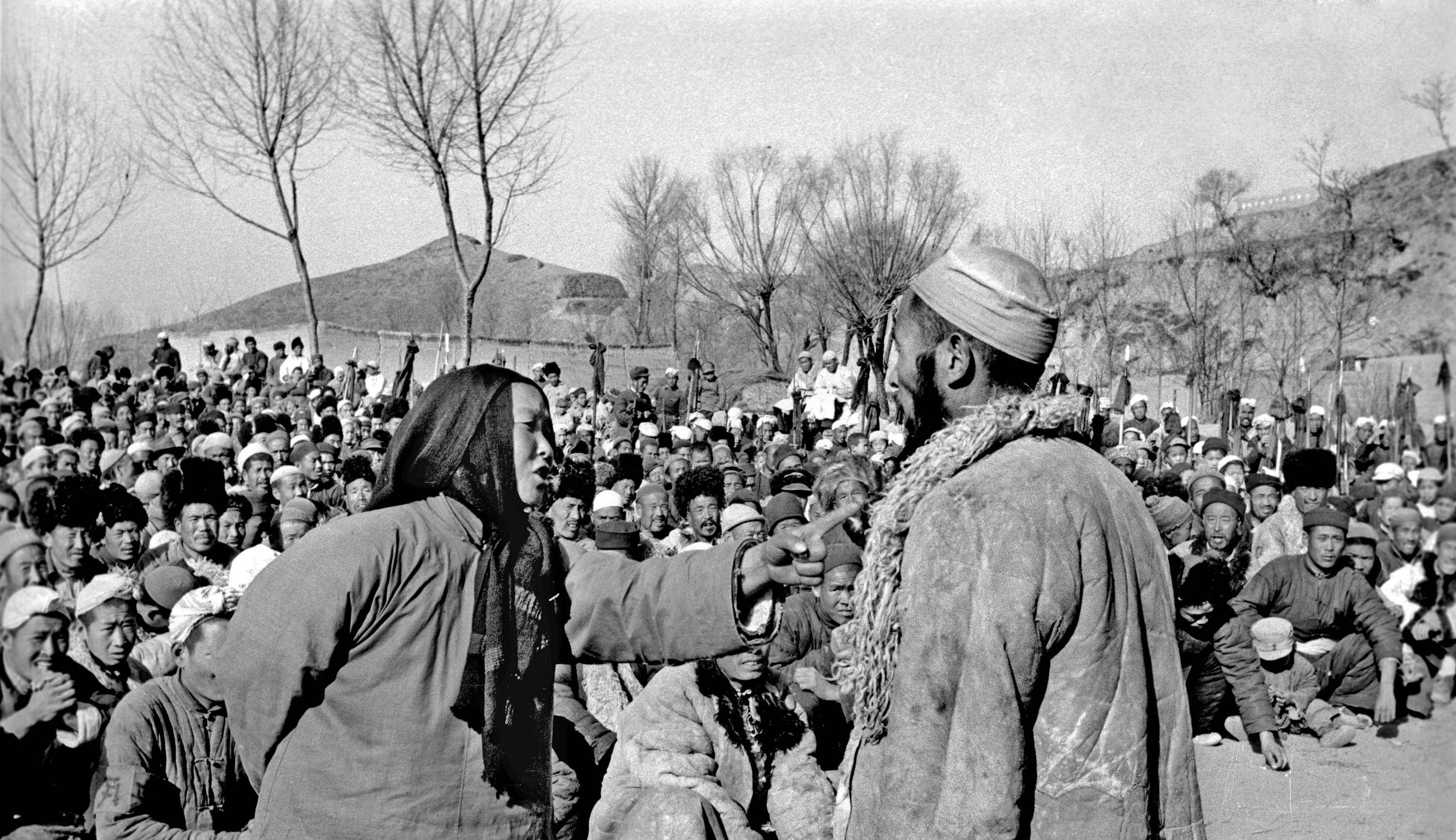 贫农指鼻子破口大骂,地主被当场枪毙_剥削_土地_斗争