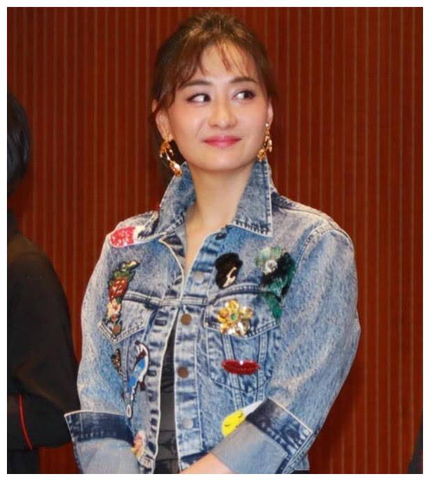 服装也能让陈德容很容易地显得高级,但外面穿的这件印花牛仔服可以说