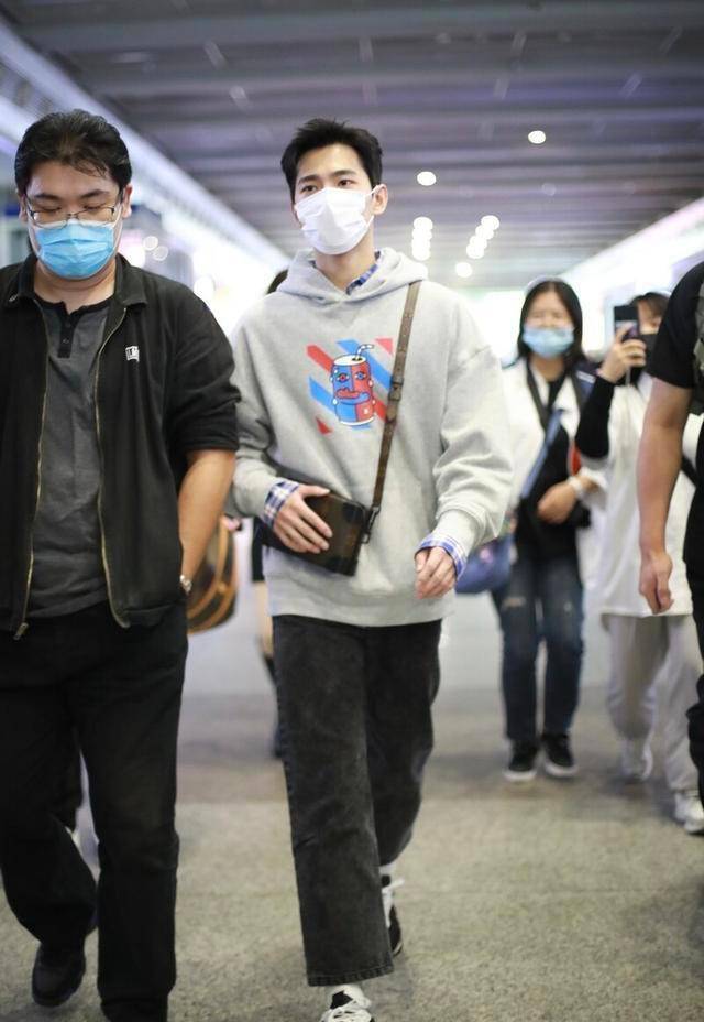 原创杨洋太会穿了卫衣配衬衫清新文艺范儿十足大家完全可以照着穿