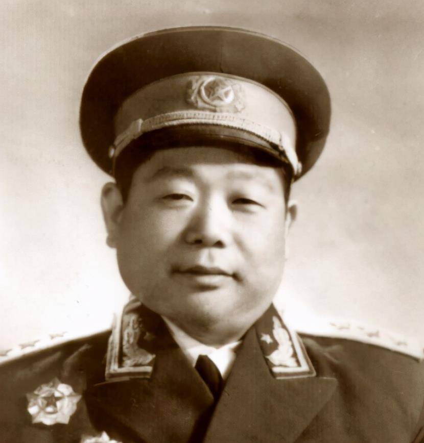 当年他是师长他是师政委,20年后政委当了上将,师长