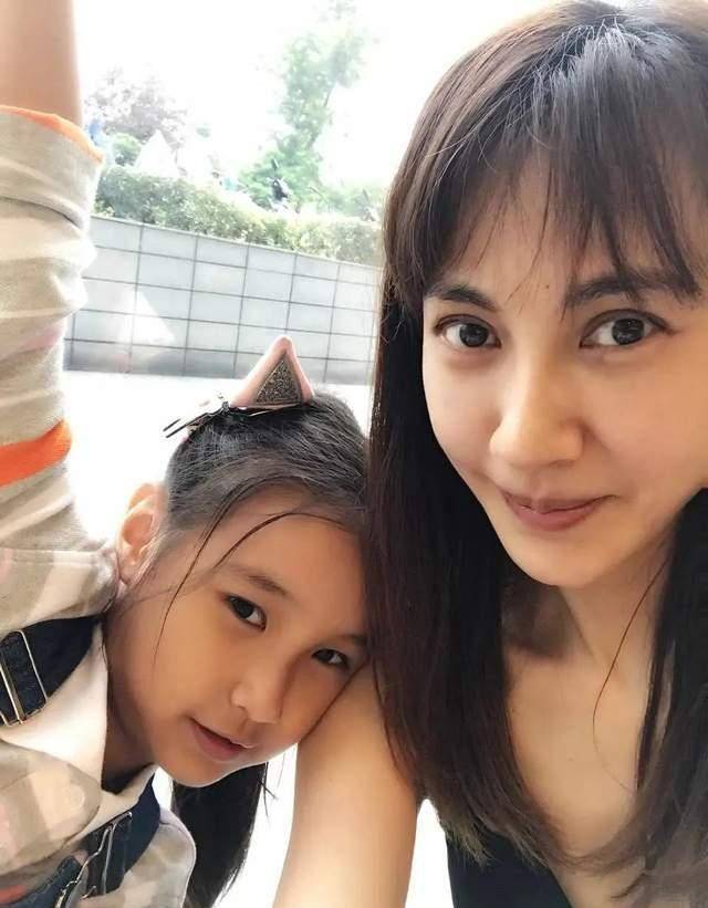 江玉燕杨雪直播带货脸肿被质疑整容和圈外老公恩爱14年