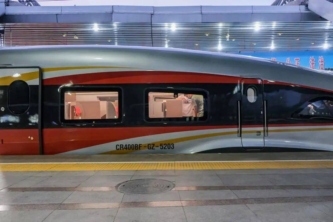 上海铁路局的cr400bf-gz上海局集团目前配属动车组611列(包括cr200j)
