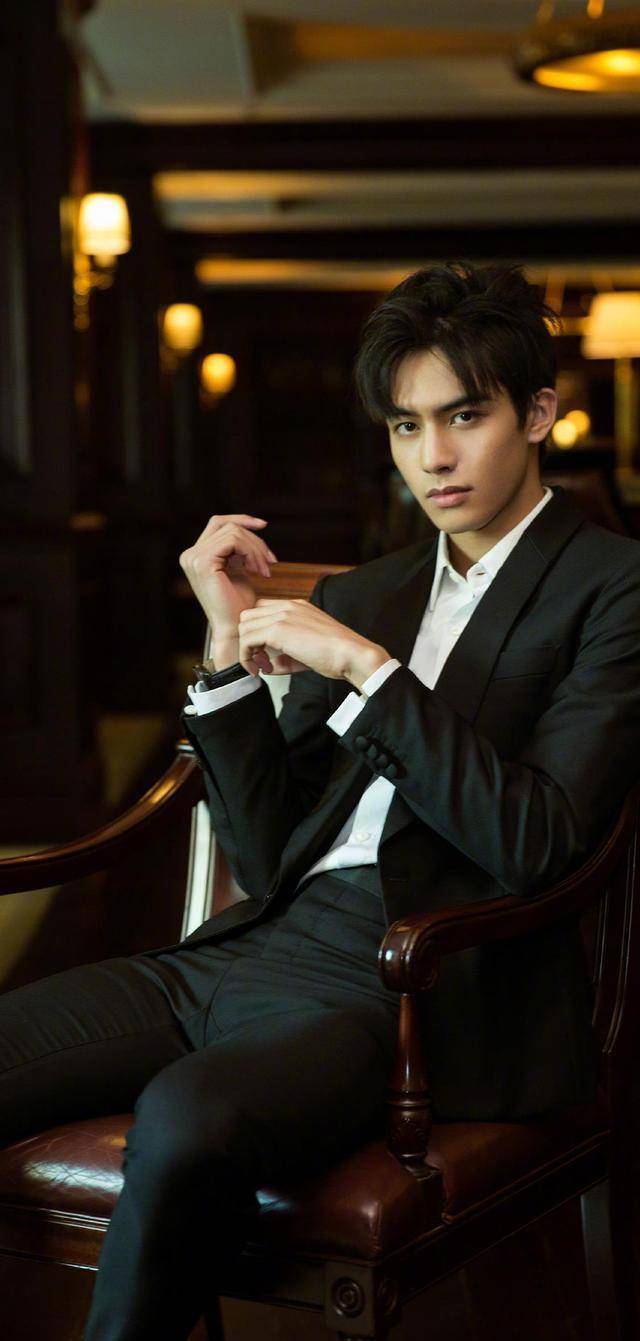原创宋威龙多样穿搭引领时尚不仅演技到位颜值也到位