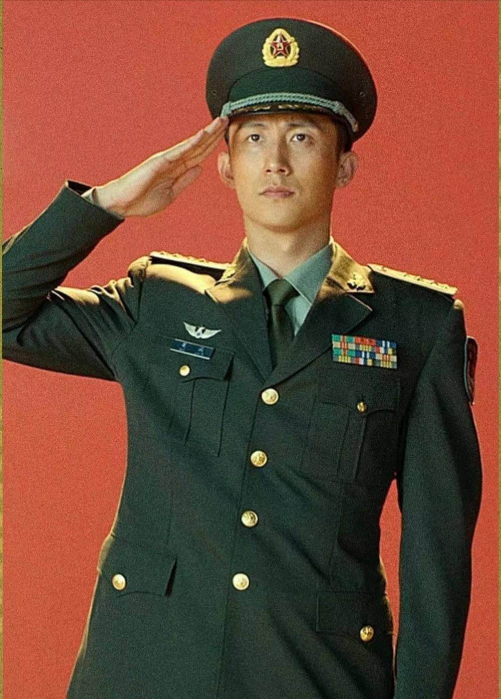而作为一个在娱乐圈中"服兵役"的男人,黄景瑜拍摄的军旅题材电影电视