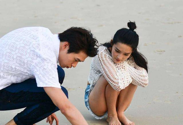 原创李沁有多会撩她蹲在沙滩上的样子网友这小脚丫是认真的吗