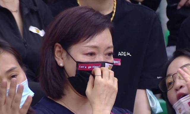 原创胡明轩爸爸近照曝光年过5旬身姿挺拔与高颜值胡妈很般配