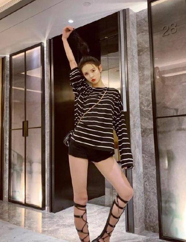 张予曦这回a爆了穿黑色背心搭配工装裤走机场脏辫超有国际范