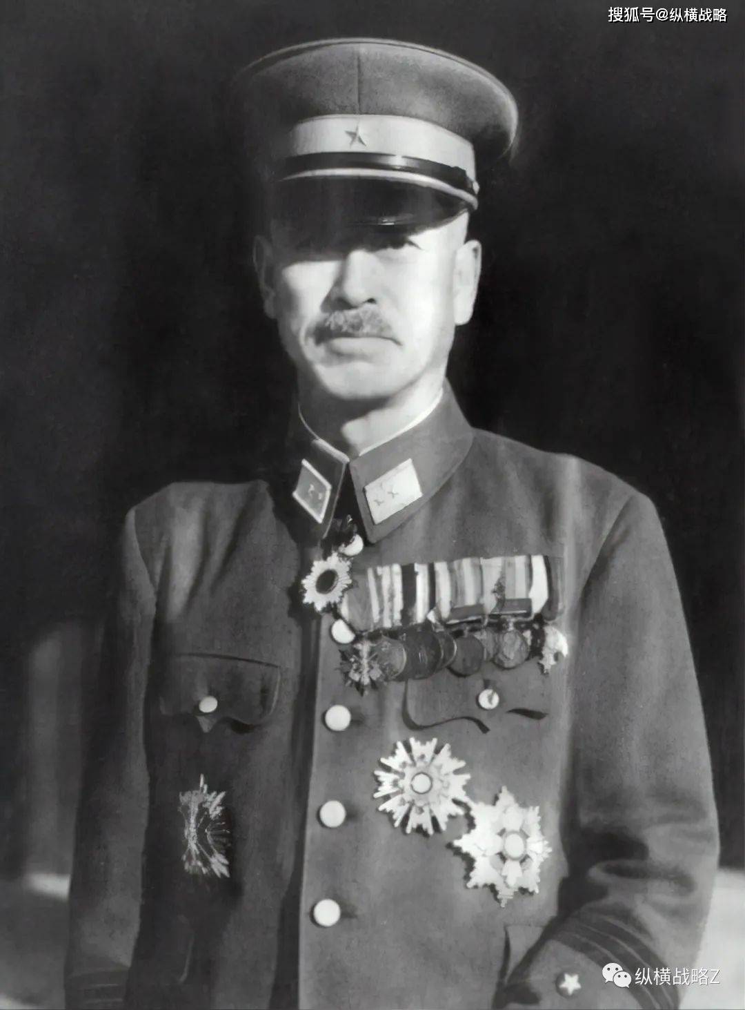 冲绳岛战役是日军最后的幻想,日本将军牛岛满在首里城的总部观看着