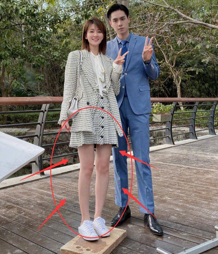 原创乔欣晒与胡一天合照脚下垫木板成亮点粉丝却都在馋她的腿