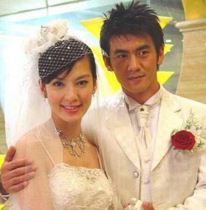 在大火以后,他也娶了中戏的美女当老婆,其实他和老婆在很早之前就已经