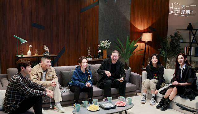 比如在洗碗这件事情上,以领导身份自居的刘可力要求褚梦娜洗碗,并且