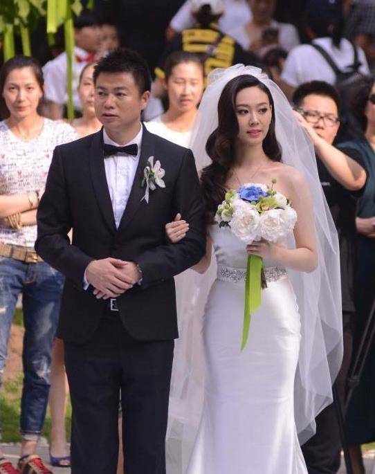 三婚娶小13岁演员娇妻,如今有双胞胎很幸福_于根伟_张雅蓓_天津