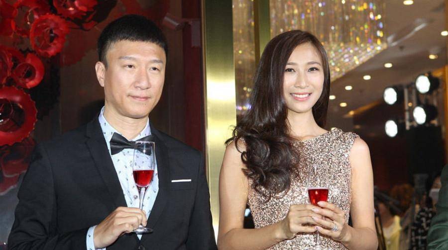 男人帮成员的他,走红后抛弃大11岁女友丁嘉丽,转身娶
