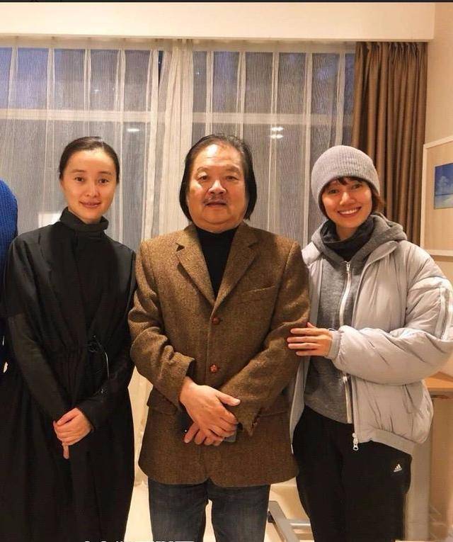 原创吴越穿红棉袄配棉靴出镜也不刻意打扮比很多明星都要真实