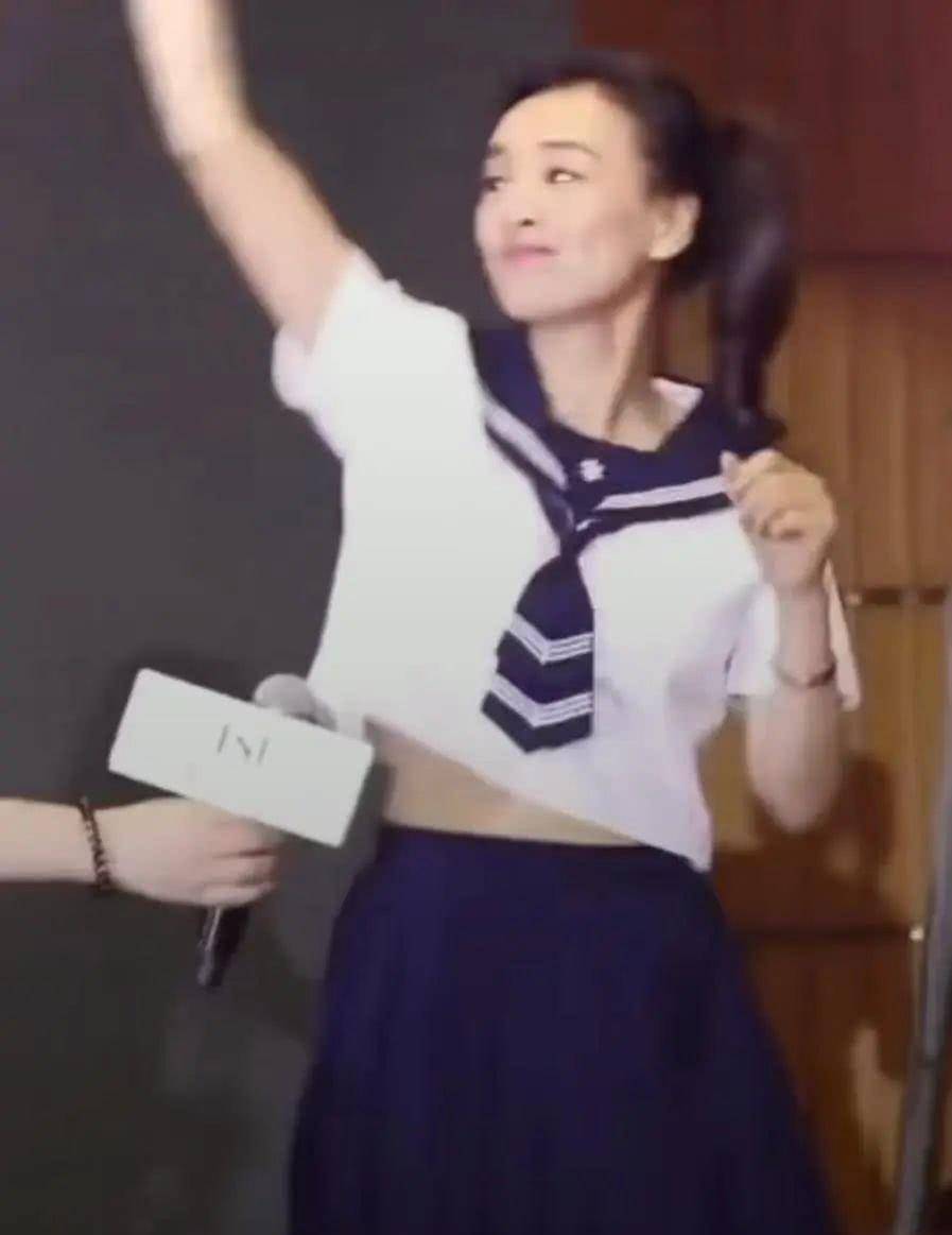 原创张庭50岁少女感十足而她43岁演大学生竟无违和感她们都不会老吗