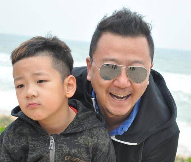 原创郭涛的儿子石头14岁近照曝出身高超过爸爸体型壮硕下巴突出