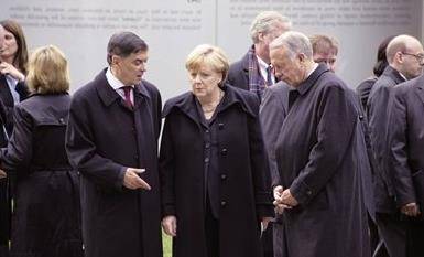 德国总理默克尔用行动铭记历史：没有德国纳粹，就没有流离失所
