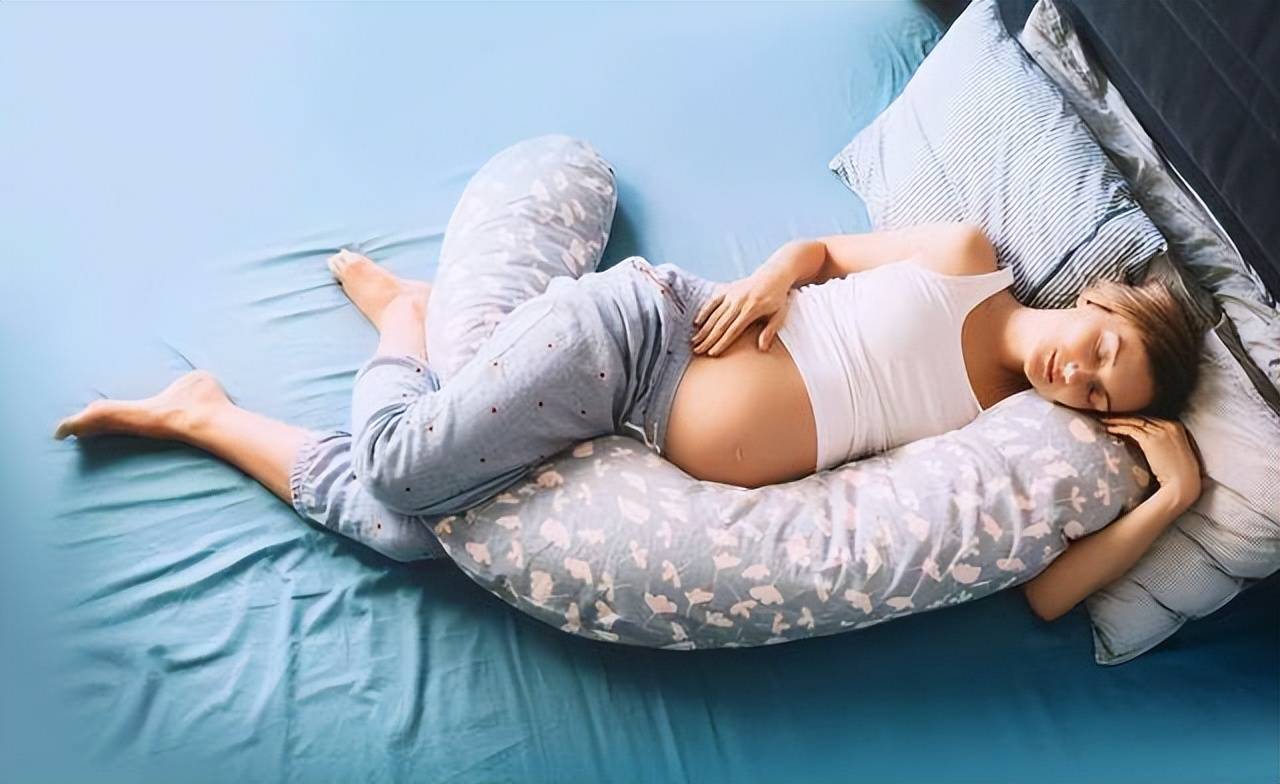 孕妇睡觉姿势有讲究：要知晓＂两睡两不睡＂,胎儿在肚子里更安全