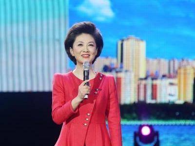 47岁电视"最国外脸"海霞,嫁清华教授为妻,结婚多年仍恩爱如初_时候