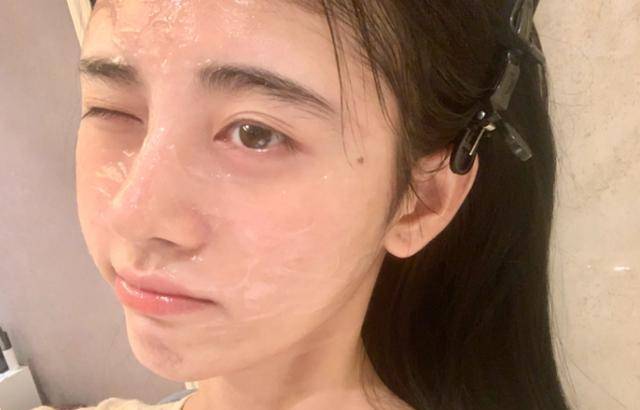 不过最近一组自拍照倒是赞美声大于吐槽,鞠婧祎晒出了素颜照,这可是