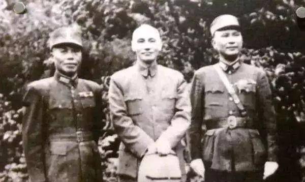 蒋介石与李宗仁(左)和白崇禧(右)合影一,新桂系夺取两湖1927年9月龙潭