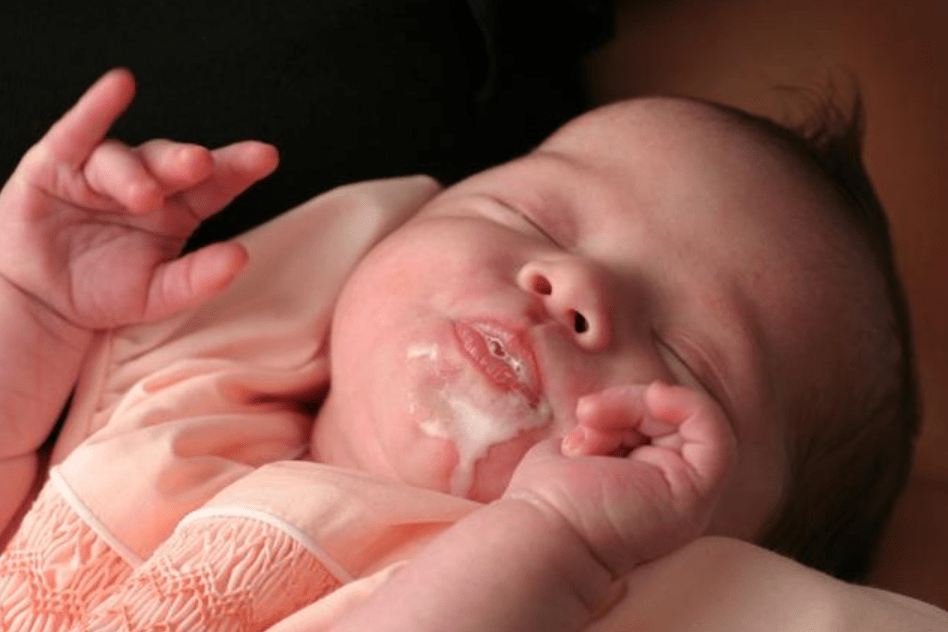 新生婴儿拍奶嗝的正确方法(如何判断宝宝需不需要拍嗝)