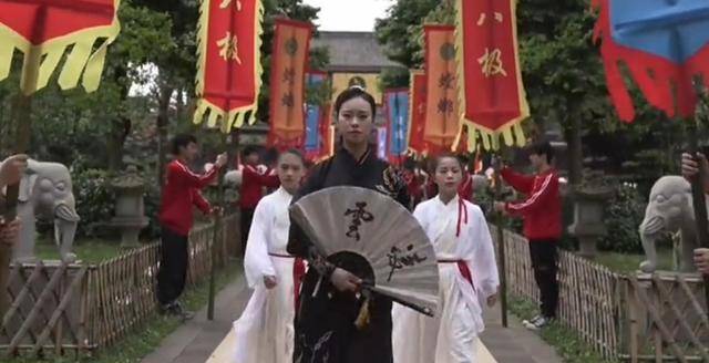 身为峨眉武术代表性非遗传承人的凌云重回师门,化身峨眉派大师姐,领衔