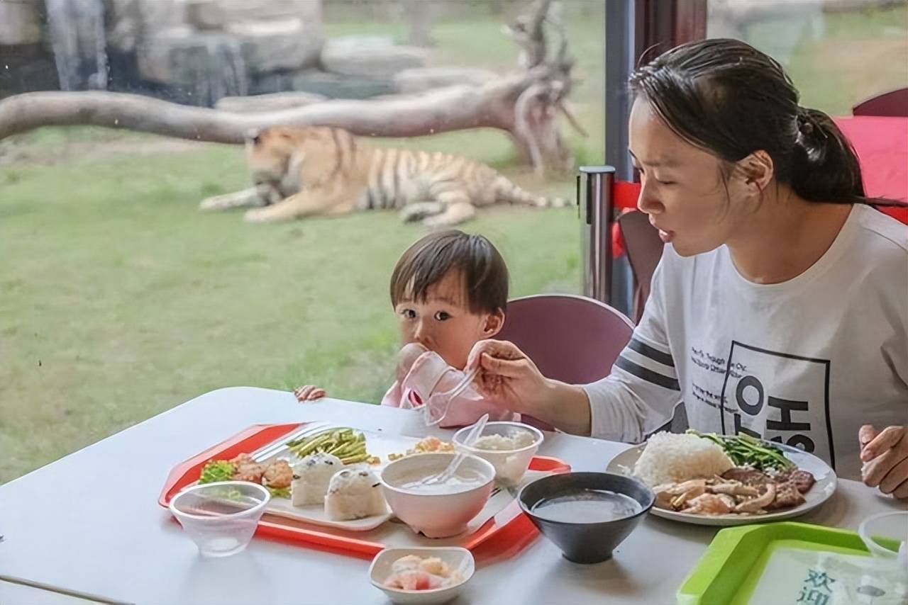 当孩子盯着别人的东西想要吃时,妈妈的做法关乎娃的未来,要慎重