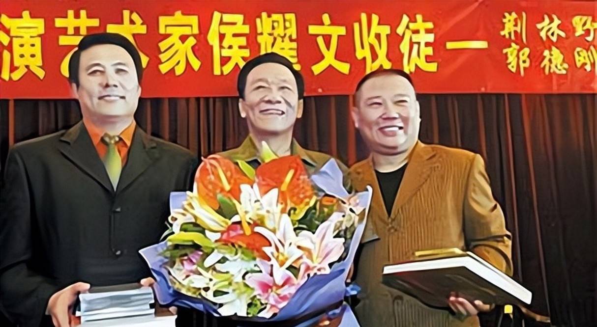 侯耀文徒弟荆林野开播,透露师父两大遗愿,其中一个郭德纲实现了_相声