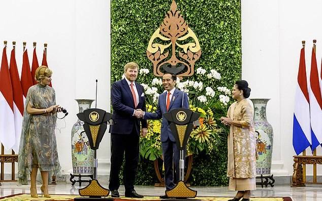访问的第二天,荷兰王后和国王受到了印尼总统佐科·维多多和他的妻子