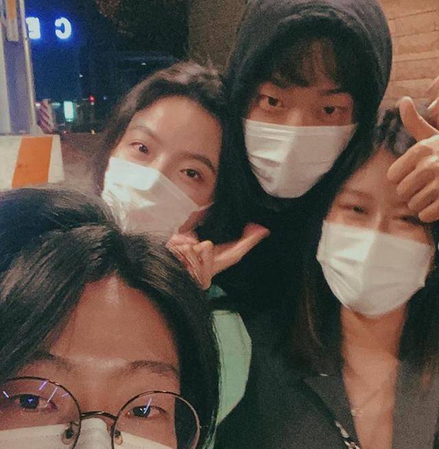 照片中,王文也和一位女友人一同靠在马思超的肩膀上,另一位男友人
