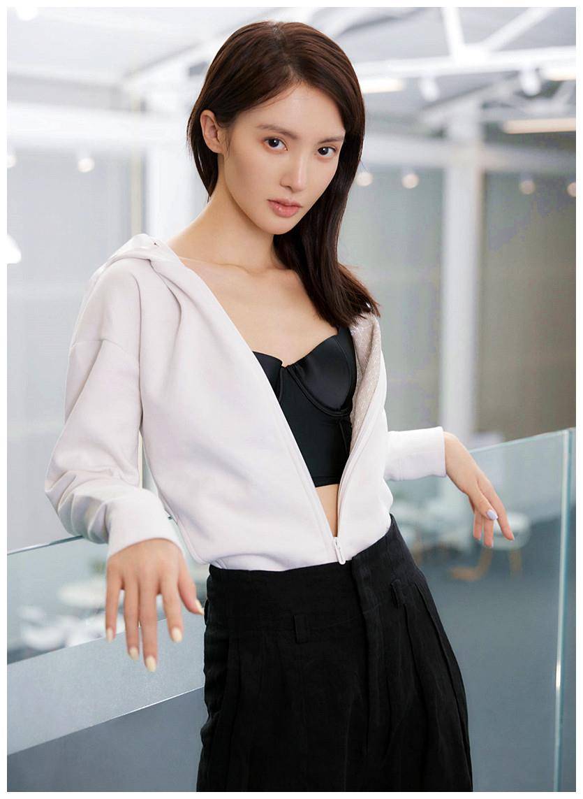金晨这也太开放了吧,卫衣里面只有一条胸衣,为秀身材真够拼的_连衣裙