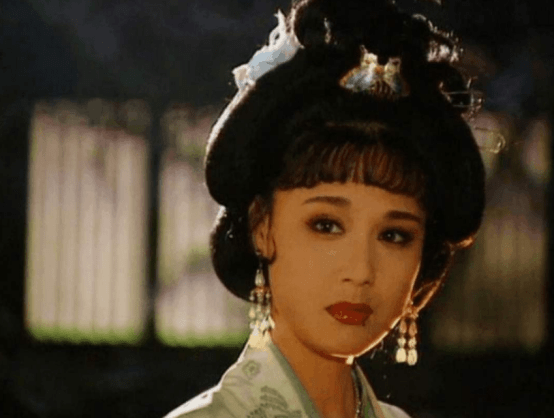 生于武汉的李建群,拥有清澈的眼眸,她的古装扮太美