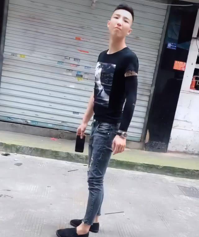 网友:小炮头豆豆鞋,哪个老板敢请_衣服_紧身衣_发型