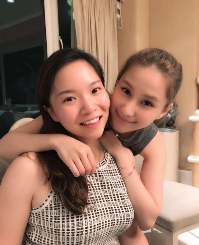 何超云为何超莲庆生,双胞胎弟弟超帅,三太太气质好,姐妹俩极像_何猷启