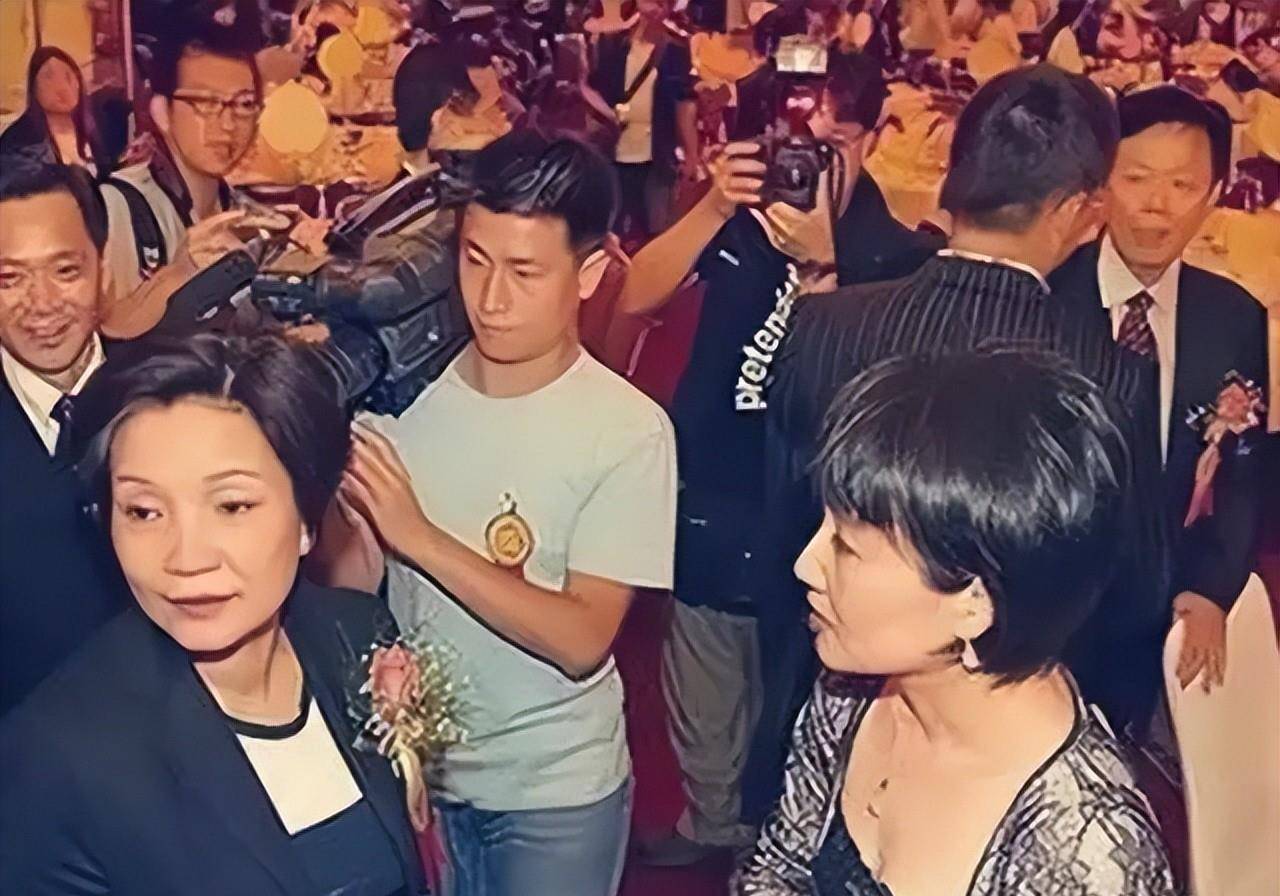 原创20年前香港黑帮老大人称鸡脚黑替嫂子出头围剿14k大佬