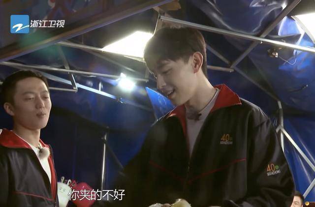 邓伦职业病录节目带发小演戏,兄弟乖乖排队买麻辣烫,突然戳泪点_校服