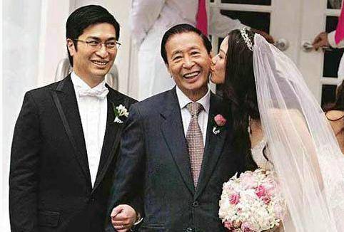 她不仅手挽公公出行,还在婚礼现场上亲吻了公公李兆基的脸颊,让公公喜
