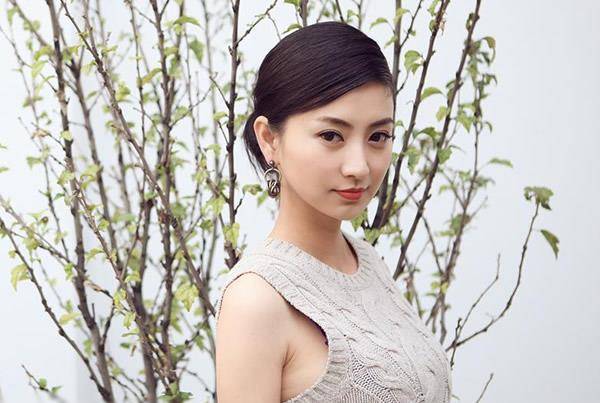 斓曦原名张凡,艺名斓曦,取自"斑斓若曦"希望自己心