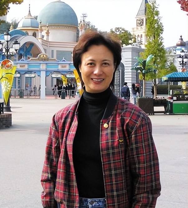 原创柏寒二婚遇见爱情丈夫突然离世晚年遇海清结挚友临终托孤