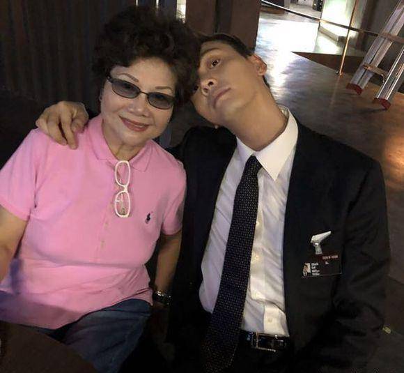 陈伟霆妈妈近照,母子同一天生日,被他们的各种互动瞬间暖到了_蜡像
