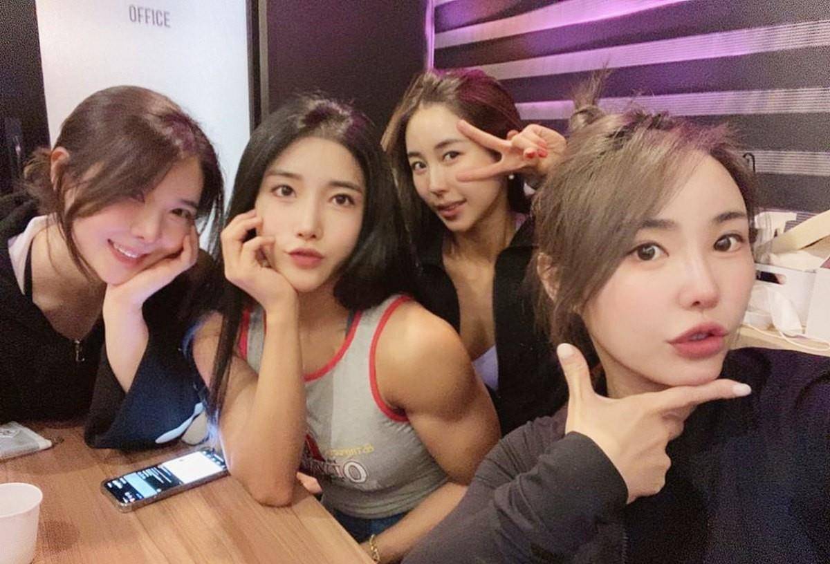 原创在健身房需要一位肌肉女督促你颜值高身材辣的健身美女sarachoi