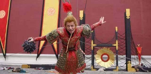最后,还有何炅在《仙球大战》中客串了一把孙悟空,更是令人难以接受.