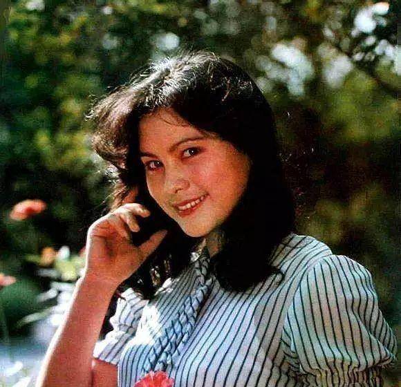 56岁张晓敏,巅峰时嫁给圈外人移居海外,如今一家四