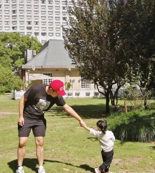 不过在小编的印象中,陈赫可是会跳舞的,印象最深的就要属纸巾舞了