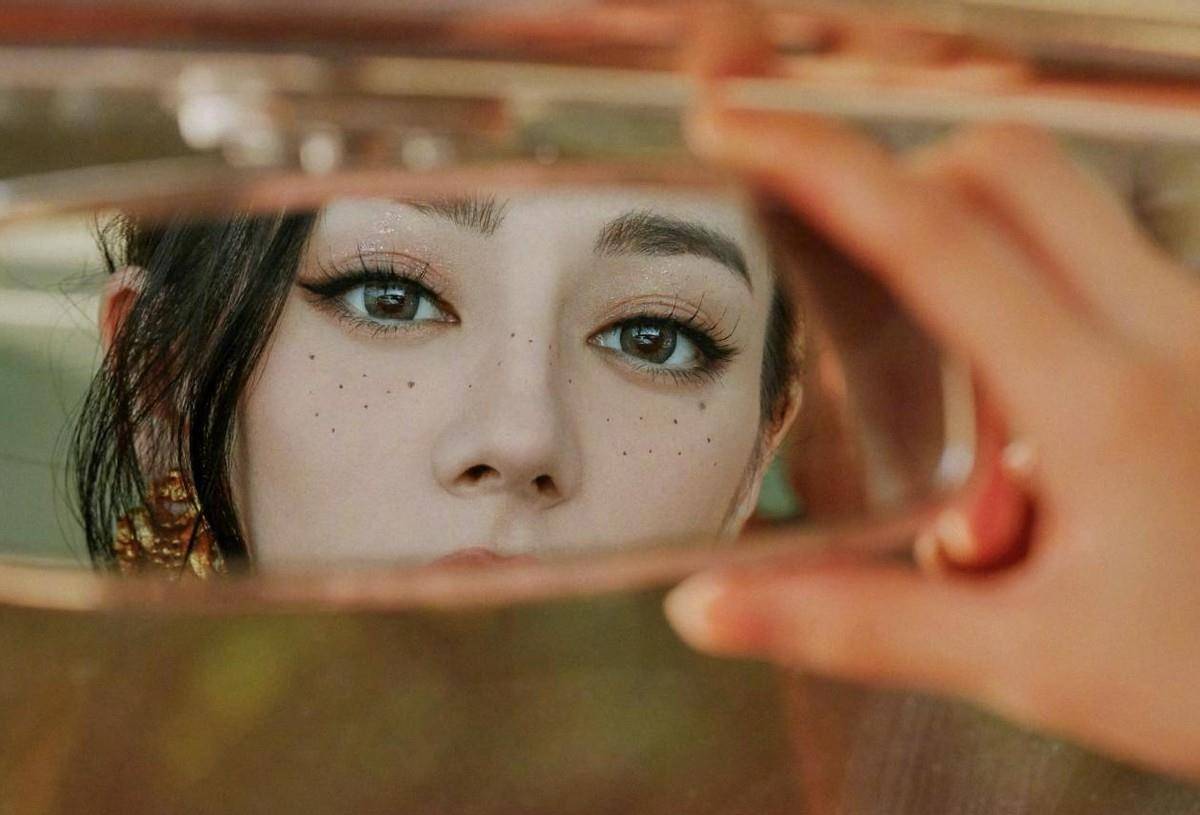 相比于前几位,迪丽热巴的雀斑妆风格可以说是大变样,其他几位女明星