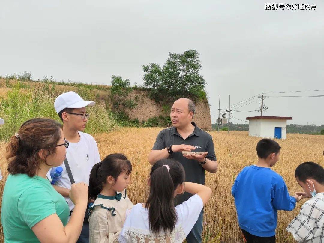 左滑动查看更多照片)接着,汪馆长带领学生及家长深入周原召陈考古现场